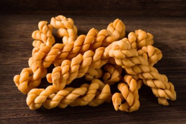 Ahşap masada kızarmış hamur bükülmesi.