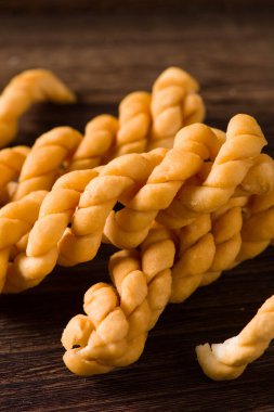 Tahta masada kızarmış hamur kıvrımı.