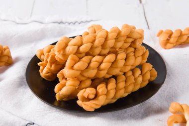 Tahta masada kızarmış hamur kıvrımı.