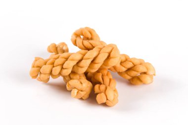 Kızarmış hamur kıvrımı beyaz arkaplanda izole