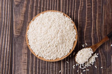 Ahşap zemin üzerinde çiğ organik beyaz pirinç, yapışkan pirinç ya da yapışkan pirinç.