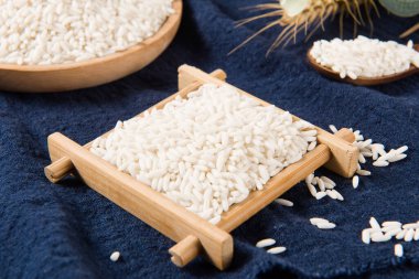 Ahşap zemin üzerinde çiğ organik beyaz pirinç, yapışkan pirinç ya da yapışkan pirinç.