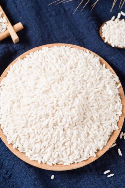 Ahşap zemin üzerinde çiğ organik beyaz pirinç, yapışkan pirinç ya da yapışkan pirinç.