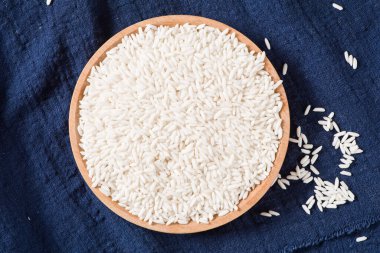 Ahşap zemin üzerinde çiğ organik beyaz pirinç, yapışkan pirinç ya da yapışkan pirinç.