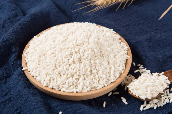 Ahşap zemin üzerinde çiğ organik beyaz pirinç, yapışkan pirinç ya da yapışkan pirinç.