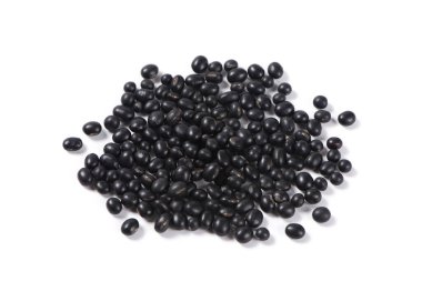 Beyaz arkaplanda siyah soya fasulyesi