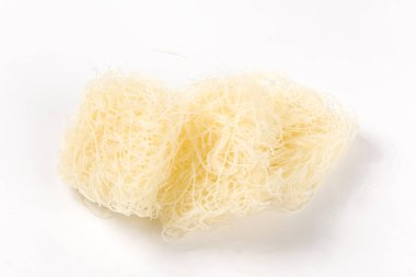 Beyaz arka planda ölü pirinç eriştesi