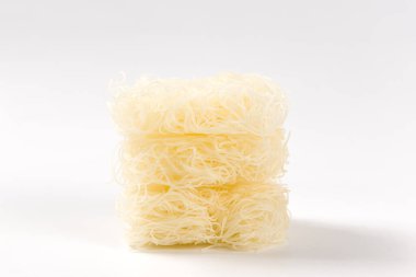 Beyaz arka planda ölü pirinç eriştesi