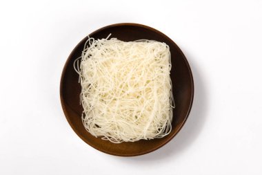 Beyaz arka planda ölü pirinç eriştesi