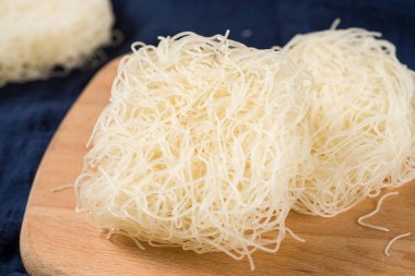 Tahta arka planda pirinç eriştesi öldü.