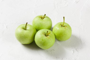 Masada olgun yeşil elmalar