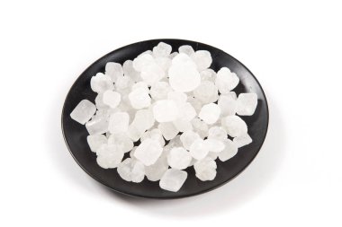 Beyaz arkaplanda izole edilmiş beyaz kaya şekeri