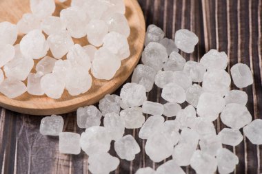 Tahta zemin üzerinde izole beyaz kaya şeker