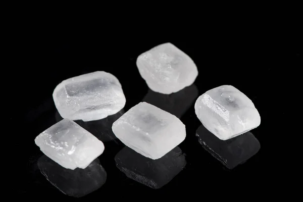 Biały Kamień Cukierki Cukier Izolowane Czarnym Tle — Zdjęcie stockowe
