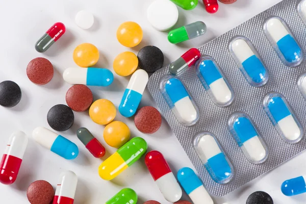 Beyaz Arka Planda Çeşitli Ilaç Hapları Haplar Kapsüller - Stok İmaj