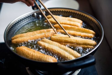 Kızarmış ekmek çubukları yapıyorlar.