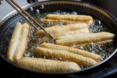 Kızarmış ekmek çubukları yapıyorlar.