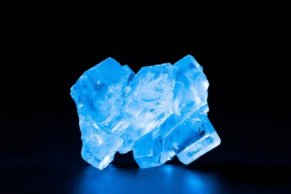 Niebieski Kryształ Kamień Zbliżenie Izolowane Czarnym Tle — Zdjęcie stockowe