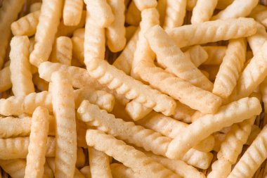 Karides krakeri arka planda kalıyor. Karidesli çıtır pirinç.