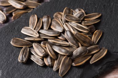 Ayçiçeği tohumları ahşap arka planda yakın plan