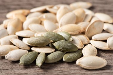 Tahta masadaki kuru kabak tohumları..