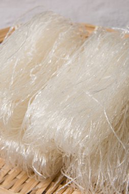 Çiğ fasulye vermicelli ya da kuru cam erişte.