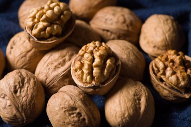 Ahşap zemin üzerinde çiğ ceviz çekirdekleri ve cevizler