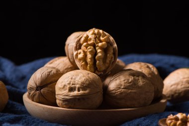 Ahşap zemin üzerinde çiğ ceviz çekirdekleri ve cevizler