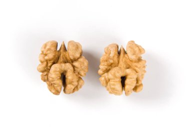 beyaz arkaplanda izole edilmiş ceviz çekirdekleri