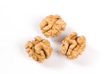 beyaz arkaplanda izole edilmiş ceviz çekirdekleri