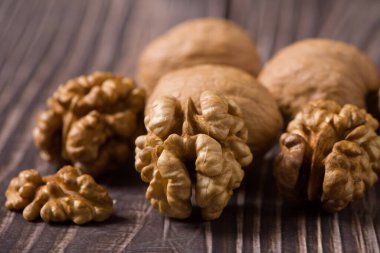 Ahşap zemin üzerinde ham ceviz çekirdekleri