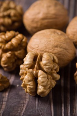 Ahşap zemin üzerinde ham ceviz çekirdekleri