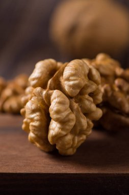 Ahşap zemin üzerinde ham ceviz çekirdekleri