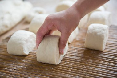 Çinli bir aile konteynırda buğulanmış rulo yaptı.