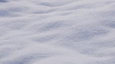 Kış arka planı karla kaplı dalgalı zemin yüzeyi,