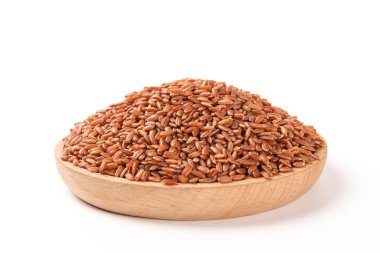 Beyaz arkaplanda çiğ kırmızı pirinç izole edilmiş