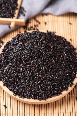 Masada çiğ pirinç taneleri.