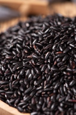 Masada çiğ pirinç taneleri.