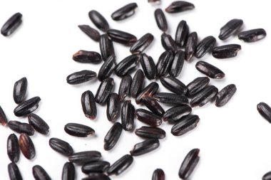 Beyaz zemin üzerinde siyah pirinç yakın plan