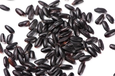 Beyaz zemin üzerinde siyah pirinç yakın plan