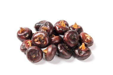 Çiğ Çin kestanesi beyaz arkaplanda izole edilmiş.