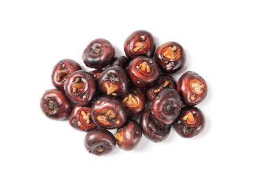 Çiğ Çin kestanesi beyaz arkaplanda izole edilmiş.