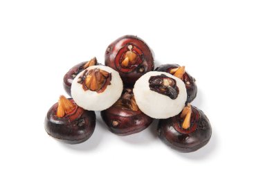 Çiğ Çin kestanesi beyaz arkaplanda izole edilmiş.