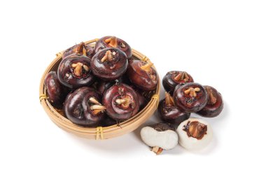 Çiğ Çin kestanesi beyaz arkaplanda izole edilmiş.