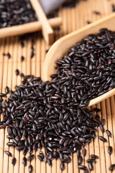 Masada çiğ pirinç taneleri.