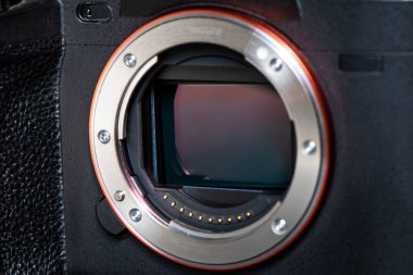 DSLR kamerasının içindeki CMOS sensörünün görüntüsü..