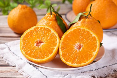 Tahta masadaki taze mandalinalar.