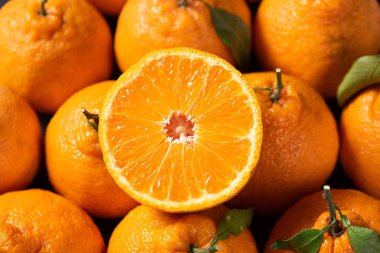 Tahta masadaki taze mandalinalar.