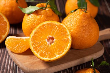 Tahta masadaki taze mandalinalar.