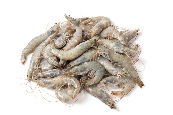Beyaz arka planda izole edilmiş taze çiğ beyaz karides veya karidesler.